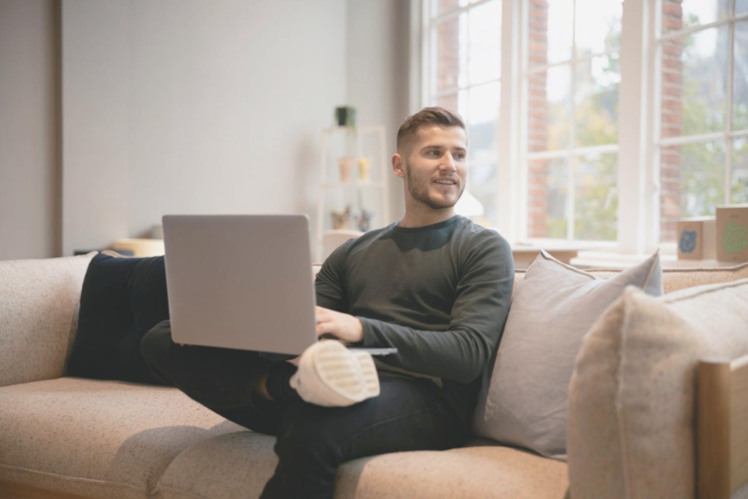 Person bei der Budgetplanung mit Dokumenten und Taschenrechner